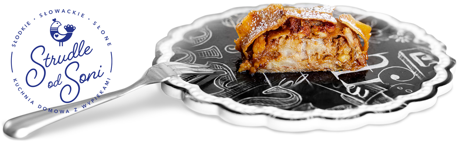 Zdjęcie pokazuje porcję słodkiego strudla, smacznego wypieku, świeżo upieczonego, położonego na talerzyku deserowym. Ciasto opruszone jest cukrem pudrem. Widać dużo nadzienia w postaci masy bananowej, karmelu i orzechów włoskich.