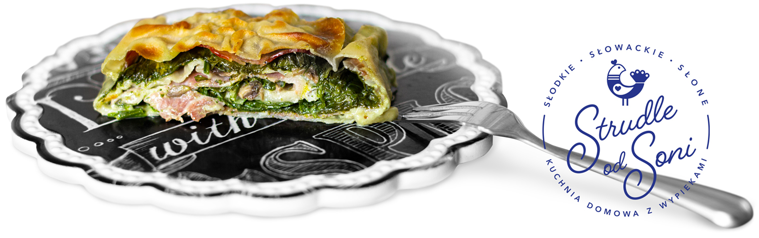 Zdjęcie pokazuje podany na talerzyku deserowym kawałek, porcję wytrawnego strudla. Smaczny wypiek, ciasto na słono przygotowane jest z dużym nadzieniem szpinaku, sera pleśniowego oraz boczku wędzonego. Ciasto jest dostępne na zamównie i z dowozem na terenie Kielc i okolic.