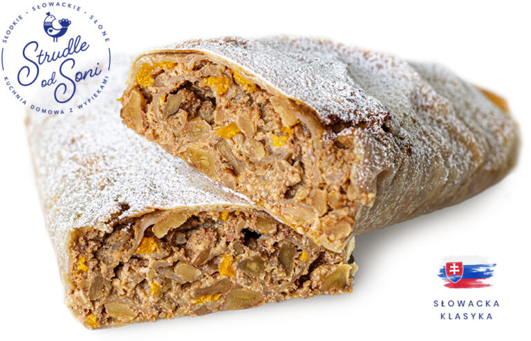 Strudle od Soni. Na zdjęciu przekrojony strudel na słodko, pysznie i apetycznie wyglądający, posypany cukrem pudrem. Soczysty, wypełniony orzechami włoskimi i kawałkami brzoskwiń. Zamów już dziś strudle na słodko oraz na słono!