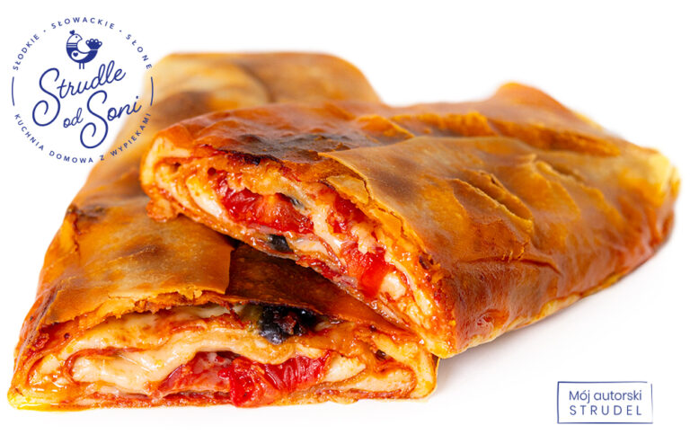 Strudle od Soni. Zdjęcie przedstawia świeżo upieczony strudel w kolorze pomarańczowo czerownym, soczysty, przekrojony, z nadzieniem z hiszpańskiej kiełbasy Chorizo, włoskiego sera Grana Padano, pomidorków oraz czarnych oliwek. Strudle na słono od Soni. Pyszny, smaczny wypiek.