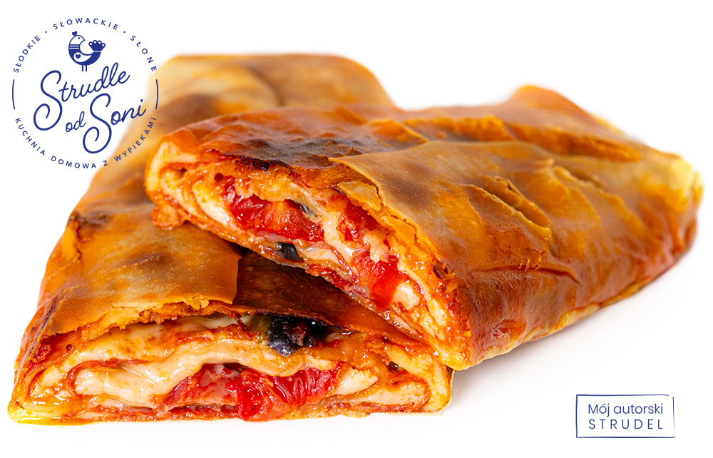 Strudle od Soni. Zdjęcie przedstawia świeżo upieczony strudel w kolorze pomarańczowo czerownym, soczysty, przekrojony, z nadzieniem z hiszpańskiej kiełbasy Chorizo, włoskiego sera Grana Padano, pomidorków oraz czarnych oliwek. Strudle na słono od Soni. Pyszny, smaczny wypiek.