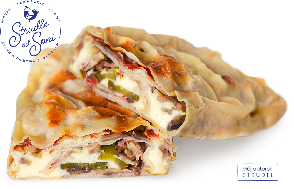 Strudle od Soni. Strudel pieczarkowy z boczkiem. Smaczne wypieki. Na zdjęciu świeżo upieczony smaczny strudel na słono, przekrojony z widocznym nadzieniem z żółtego sera, pieczarek, ogórka kiszonego oraz boczku wędzonego.