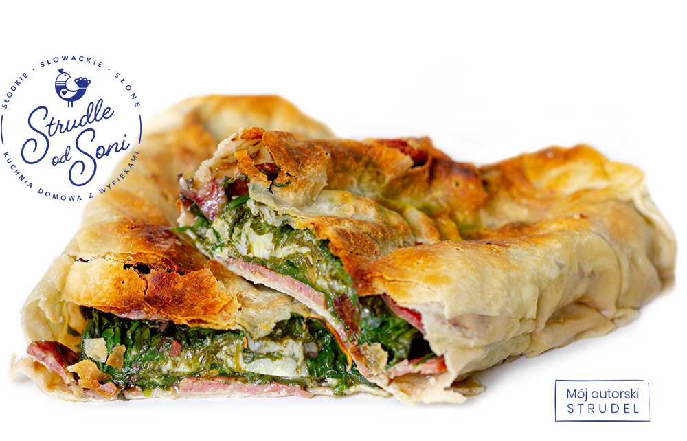 Strudle od Soni. Na zdjęciu widoczny smaczny wypiek. Strudel szpinakowy z Cheddarem, z kiełbasą dojrzewającą i z orzechami, strudel na słono z serii strudli wytrawnych, świeżo upieczony, przekrojony z widocznym nadzieniem szpinakowym oraz z serem Cheddar, smaczną kiełbasą dojrzewającą i z orzechami włoskimi