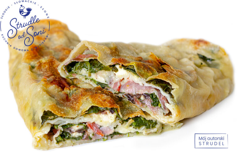 Strudle od Soni. Strudel szpinakowy z Gorgonzolą, pieczarkami oraz z boczkiem. Na zdjęciu widać świeżo upieczony, soczysty, przekrojony strudel na słono ze szpinakiem, gorgonzolą, pieczarkami oraz z boczkiem. Jeden z oryginalnych smacznych wypieków Soni.