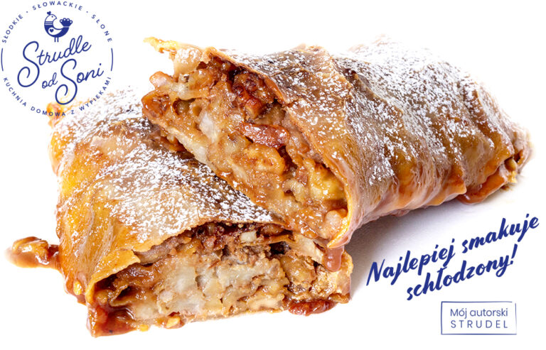 Strudle od Soni. Na zdjęciu przekrojony strudel na słodko, pysznie i apetycznie wygladający, posypany cukrem pudrem. Soczysty, wypełniony bananami, orzechami i karmelem, z napisem, że najlepiej smakuje schłodzony, z lodówki.