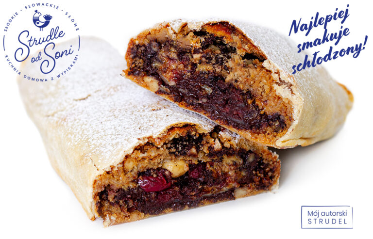 Na zdjęciu przekrojony strudel czekoladowo-kajmakowy z wiśniami i orzechami prażonymi, apetycznie wyglądający, z gorzką czekoladą, masą kajmakową, prażonymi orzechami i kwaśnymi wiśniami