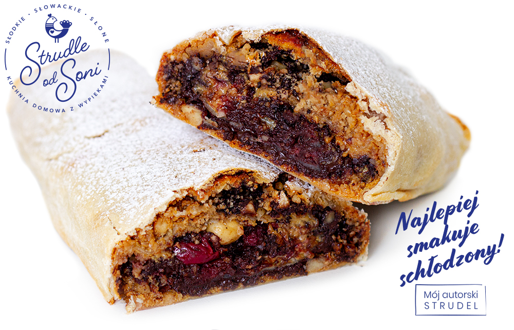 Na zdjęciu przekrojony strudel, apetycznie wyglądający, z gorzką czekoladą, masą kajmakową, prażonymi orzechami i kwąsnymi wiśniami