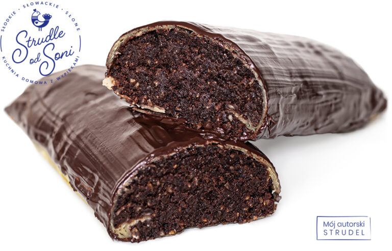 Na zdjęciu widać świeży, przekrojony strudel Brownie polany gorzką czekoladą. W przekroju widać wilgotną, czekoladową masę z dodatkiem rumu, kojarzącą się ze smakiem i konsystencją Brownie z dodatkiem rumu