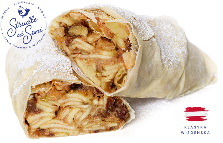 Zdjęcie przedstawia przekrojony duży Apfelstrudel czyli Strudel Wiedeński, z jabłkami, rodzynkami, rumem i prażoną bułką tartą; strudel posypany cukrem pudrem. Strudel od Soni
