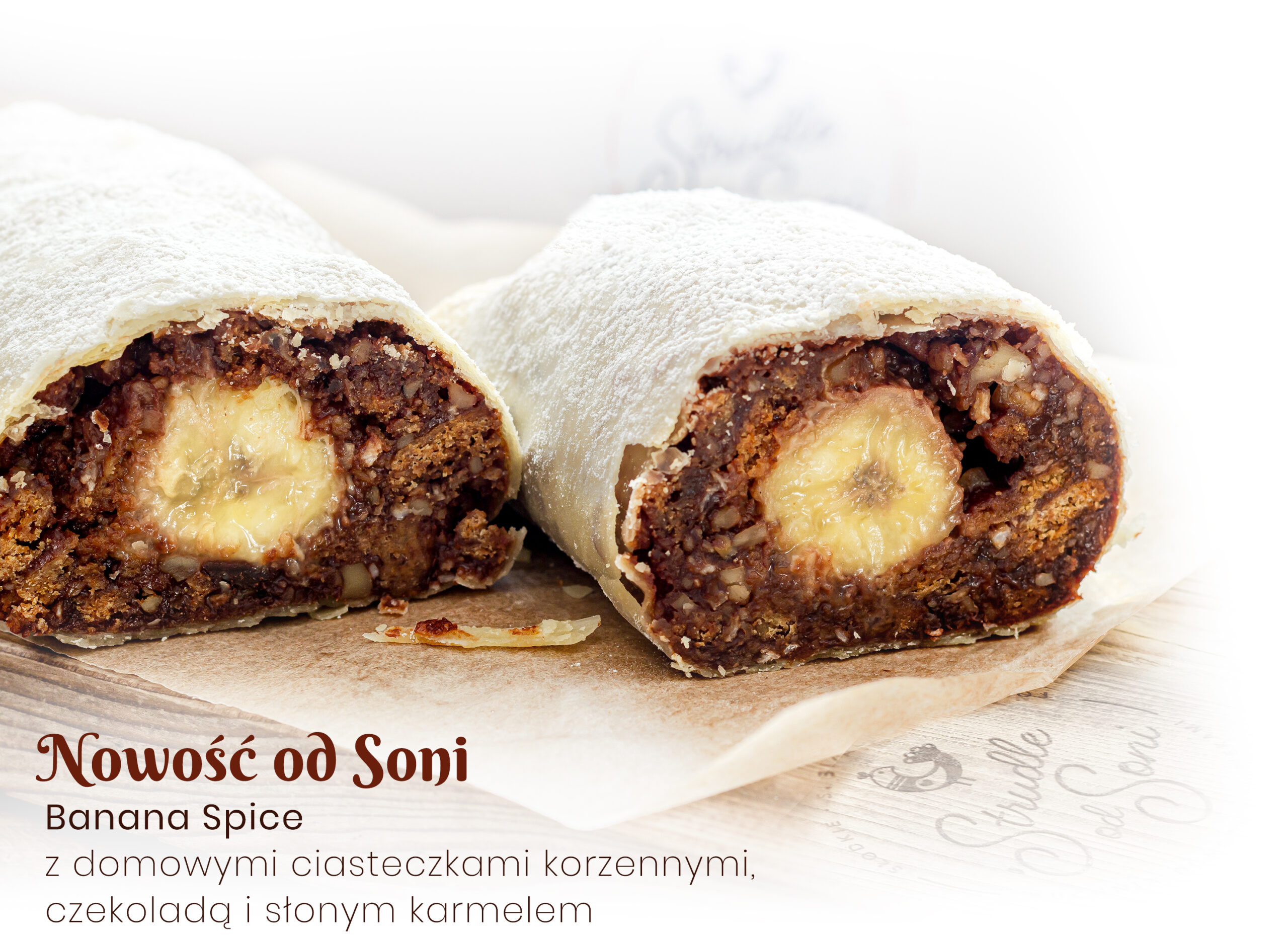 Strudle od Soni. Nowość, nowy strudel, Na zdjęciu widać przekrojony świeży strudel Banana Spice. Strudel z bananem, ciasteczkami korzennymi domowymi, karmelem, czekoladą gorzką i białą, z orzechami włoskimi oraz z wiórkami kokosowymi. Pachnący cynamonem i imbirem, kardamonem.
