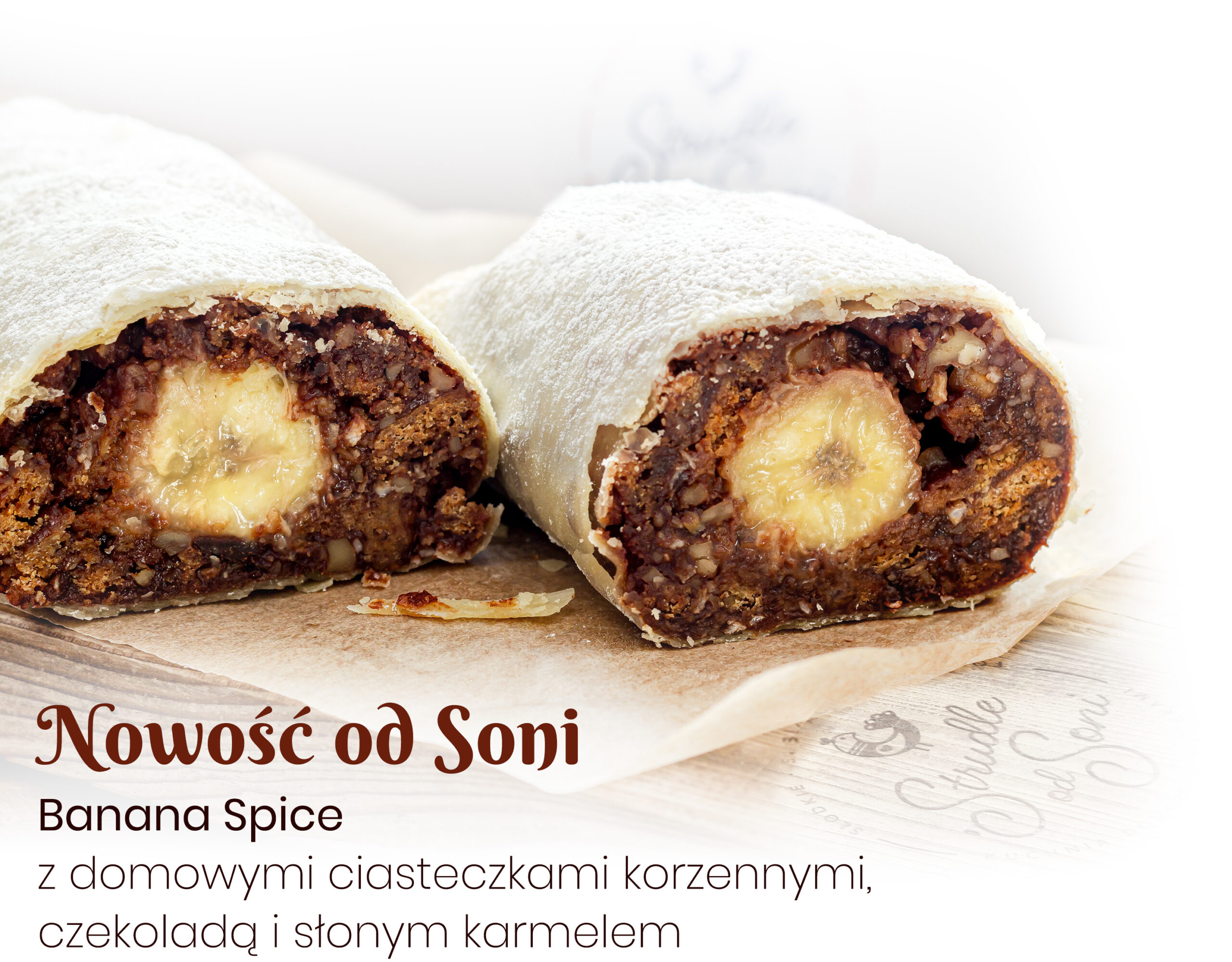 Strudle od Soni. Nowość, nowy strudel, Na zdjęciu widać przekrojony świeży strudel Banana Spice. Strudel z bananem, ciasteczkami korzennymi domowymi, karmelem, czekoladą gorzką i białą, z orzechami włoskimi oraz z wiórkami kokosowymi. Pachnący cynamonem i imbirem, kardamonem.